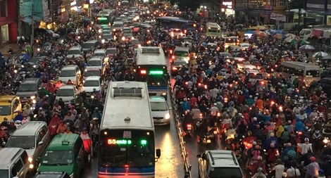 Ùn tắc giao thông kinh hoàng trên xa lộ Hà Nội