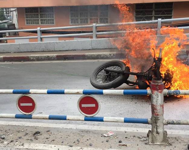 Xe phân khối lớn bùng cháy dưới dốc cầu Chánh Hưng