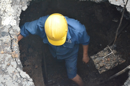 "Hố tử thần" sâu 2m xuất hiện giữa đường