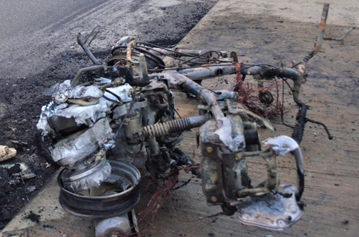 Xe tay ga cháy trơ khung trên cầu Phú Mỹ