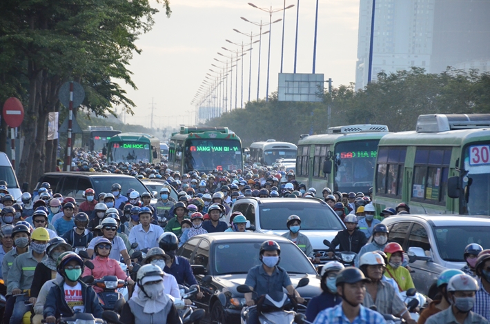 Cầu Sài Gòn lại “tê liệt” vì xe đầu kéo cuốn hàng chục mét dải phân cách