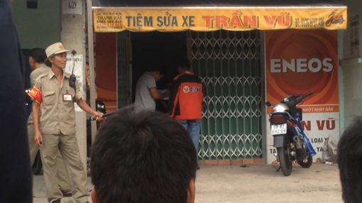 Vợ ngất xỉu khi thấy chồng tử vong trong tiệm sửa xe