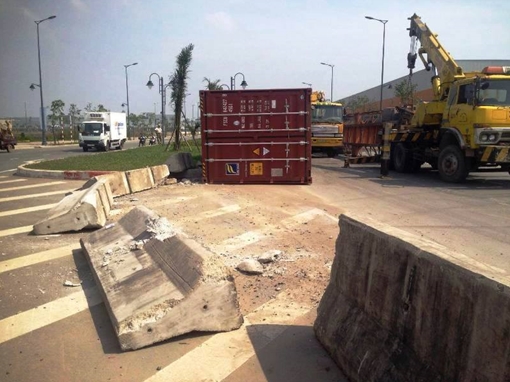 Xe đầu kéo lật chắn ngang đường, giao thông ùn ứ