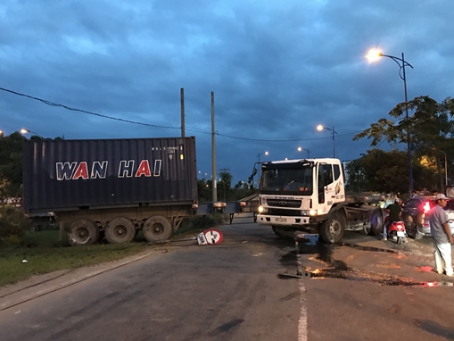 Xe đầu kéo "nổi điên" gây hàng loạt sự cố