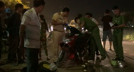 Người nhà vật vã khi chứng kiến cô gái tử vong dưới bánh xe