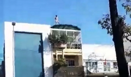 Người đàn ông khỏa thân la hét trên sân thượng căn nhà 3 tầng