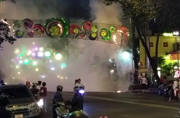 Dàn đèn trang trí Tết gần Hồ Con Rùa phát hỏa dữ dội