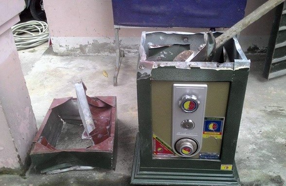 Két sắt chứa 400 triệu "bốc hơi" trong đêm