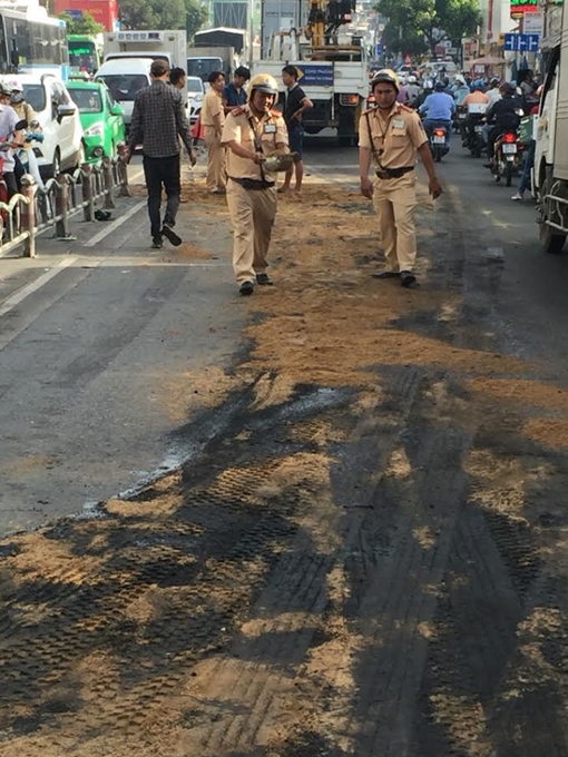 Chiến sĩ áo vàng dọn dẹp hiện trường sau vụ tai nạn