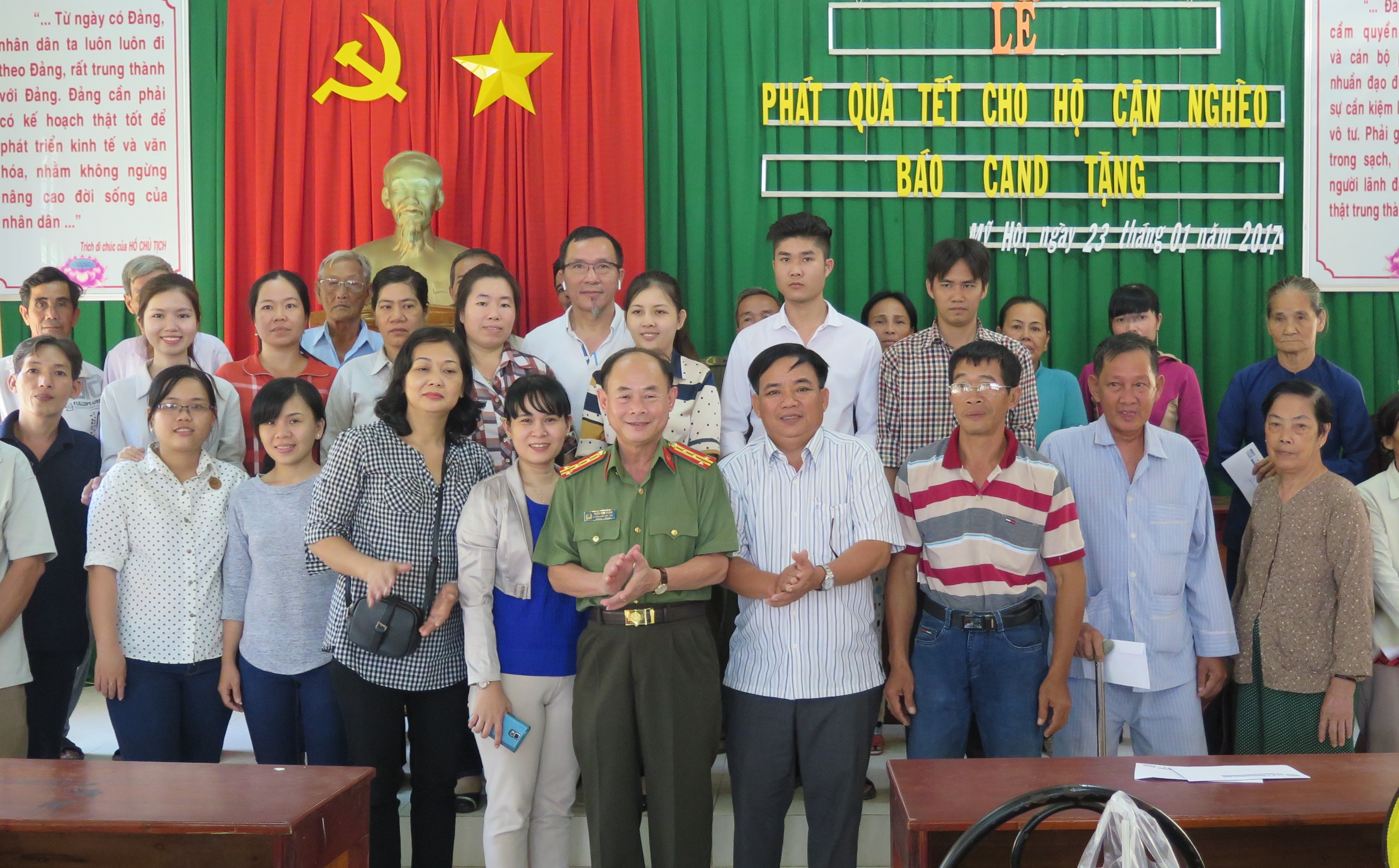 Tặng quà gia đình nghèo, chính sách hai huyện Cai Lậy,  Cái Bè