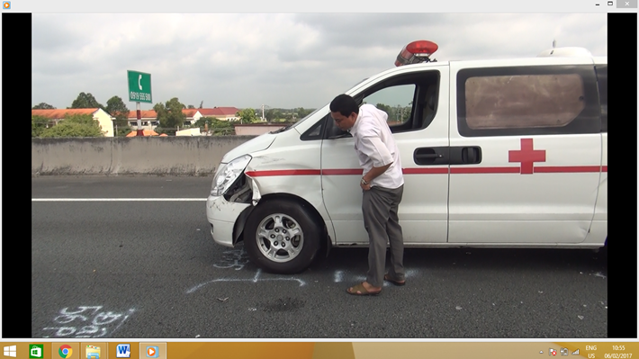 3 xe bẹp dúm sau cú sang đường "bất cẩn" của chú chó vàng nặng 4kg