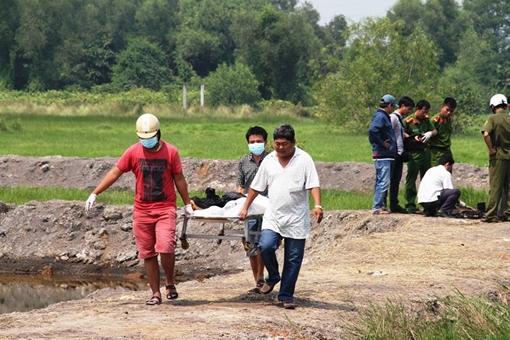 Thi thể cháy đen cạnh xe gắn máy trơ khung giữa đồng