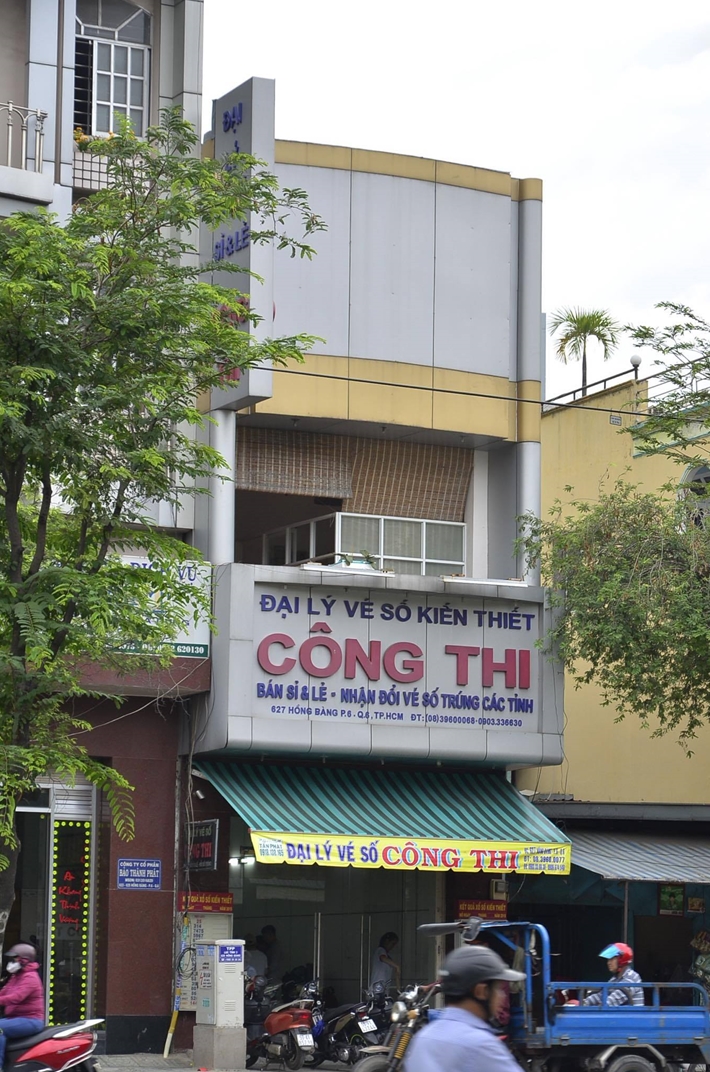 Táo tợn cầm súng xông vào đại lý vé số cướp tài sản