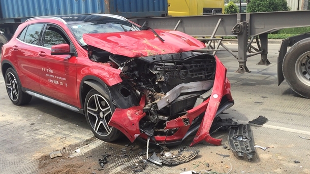 Xế hộp 2 tỷ nát bươm đầu sau khi "hôn" đuôi xe tải 