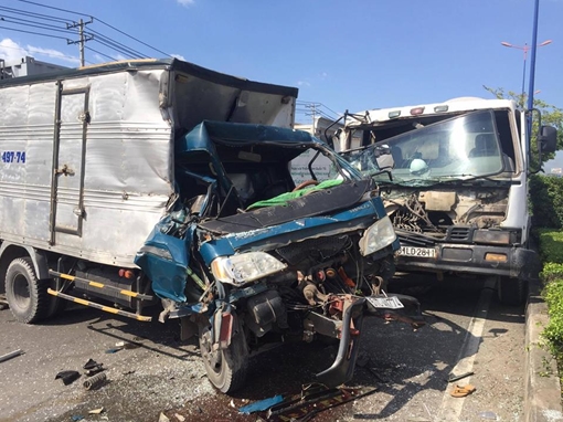 Nghẹt thở giải cứu tài xế và phụ xe mắc kẹt trong cabin bẹp dúm