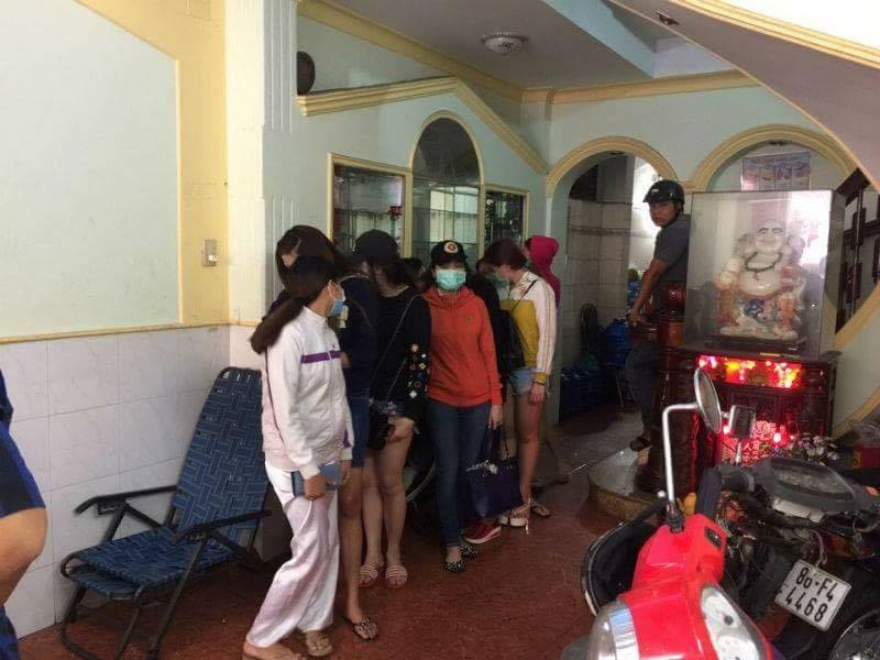 Nhân viên hớt tóc gạ khách lên lầu massage kích dục