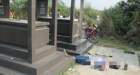 Người đàn ông tử vong bất thường cạnh 2 ngôi mộ