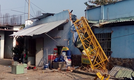Sập tay cẩu lúc rạng sáng đè sập nhà dân, 2 người bị thương