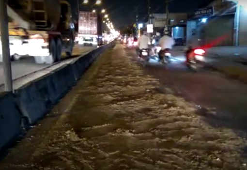 CSGT dọn 300m đường dính đầy dầu nhớt 