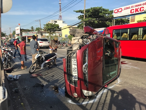 Xe 4 chỗ tông xe máy lật ngang trên QL13