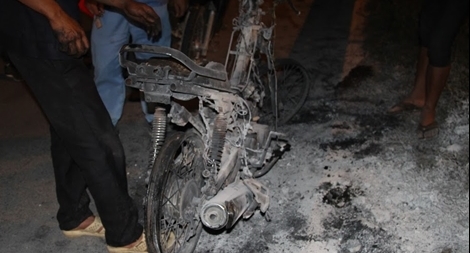 Đang đổ dốc cầu, xe đột nhiên bốc cháy