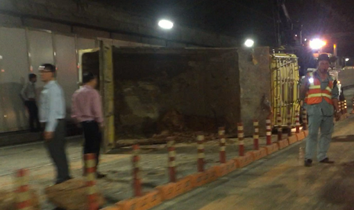 Xe tải chở đất lật trong hầm vượt sông Sài Gòn