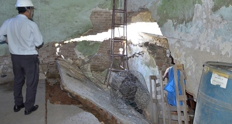 Tháo chạy khi 2 căn nhà rung lắc mạnh, nứt toác, sụt lún