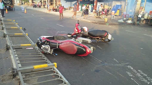 Dải  phân cách đổ ra đường, một người tử vong