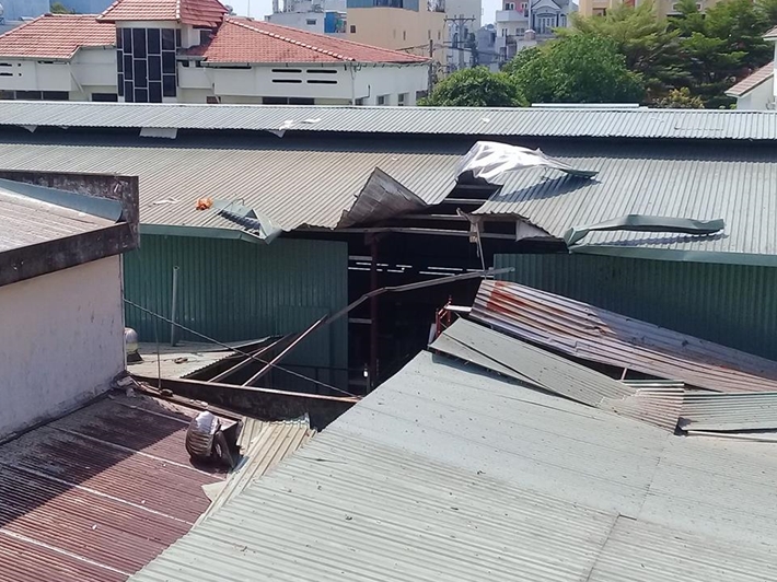 2 nóc nhà bật tung sau vụ nổ nồi hơi tại Công ty dược