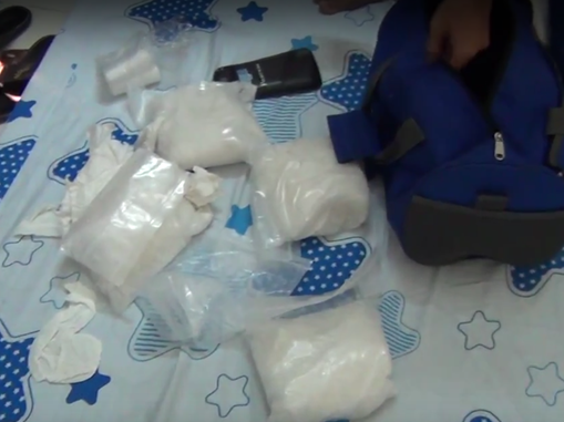 Cặp bài trùng giao dịch 4kg ma túy giấu súng trong nhà