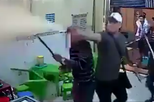 Đã làm rõ nhóm côn đồ mang hung khí, bình xịt hơi cay đập phá quán kem