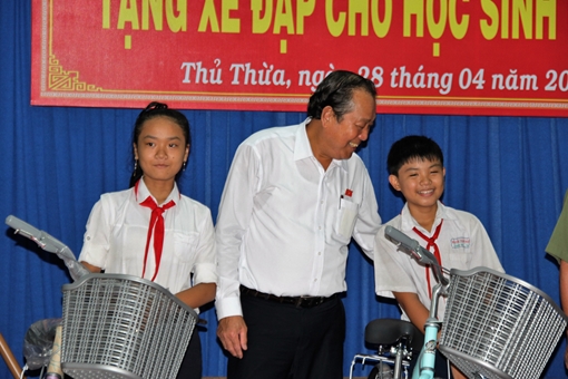 Phó Thủ tướng Thường trực Trương Hòa Bình tặng xe đạp cho học sinh nghèo hiếu học