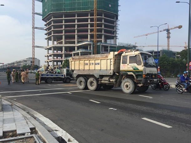 Bị xe ben tông chết trong cơn mưa lớn