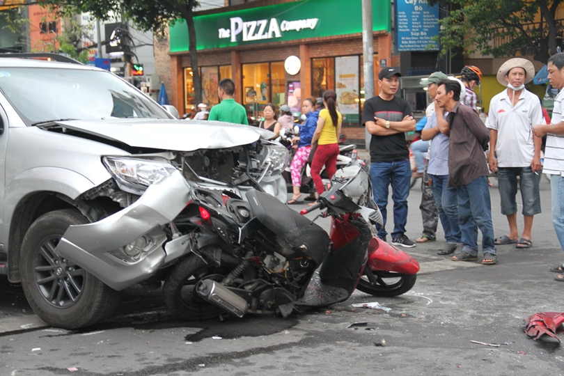 Kinh hãi người đàn ông đi SH bị xe chèn vỡ ổ bụng