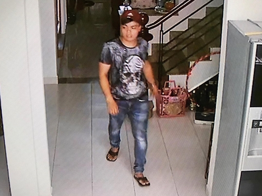 Lạnh người xem clip tên trộm cầm dao lục soát căn nhà 