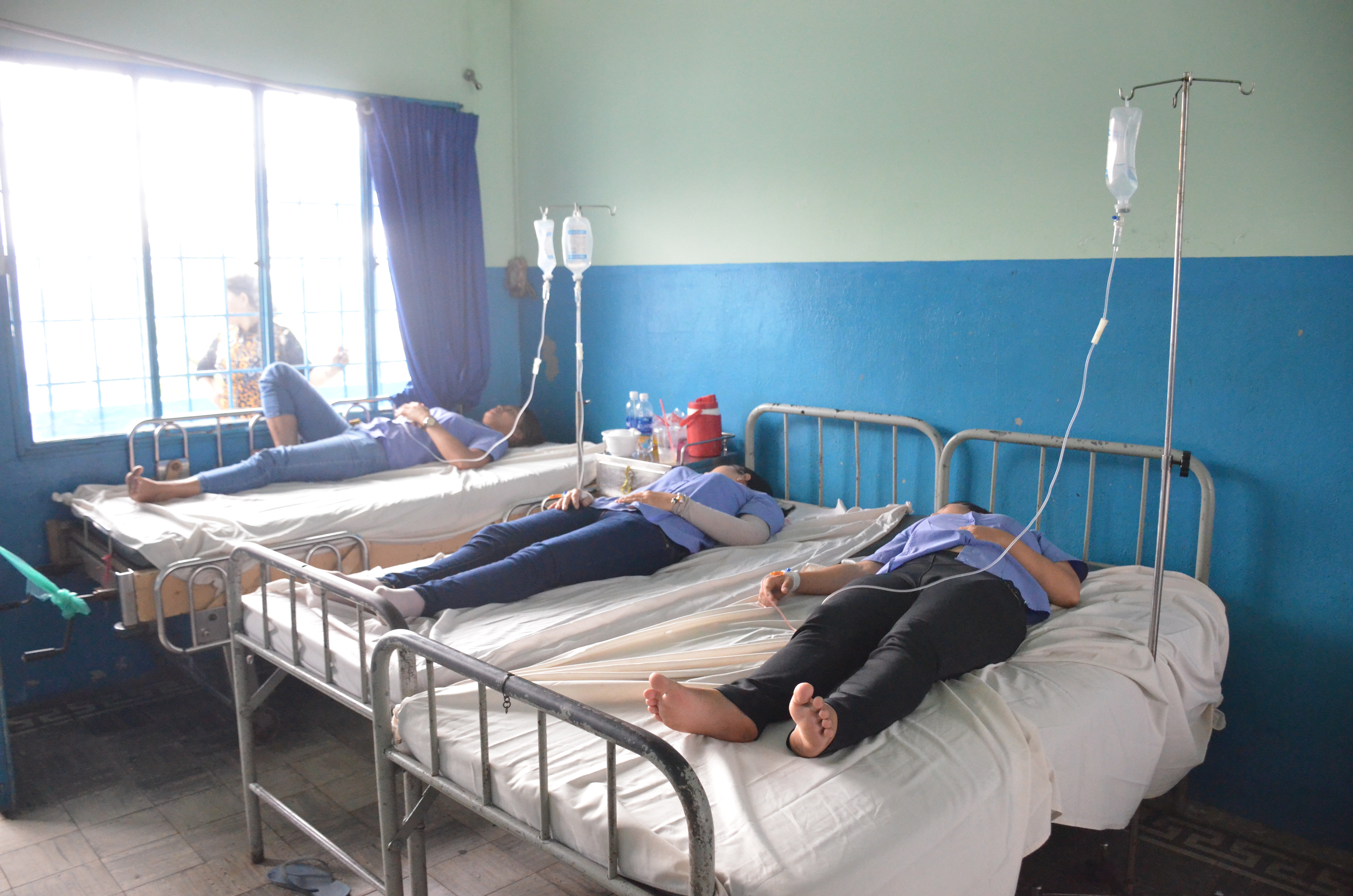 Công nhân ngất xỉu hàng loạt nghi ngộ độc thực phẩm