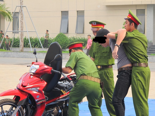 Nổ súng khống chế 6 đối tượng manh động quậy phá trụ sở Công an