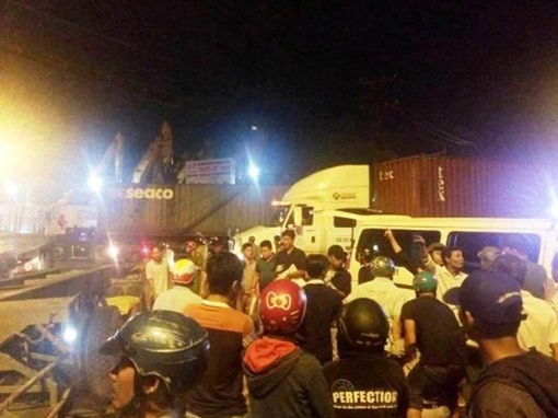 Chở nhau đi siêu thị, 3 mẹ con bị xe đầu kéo tông thương vong