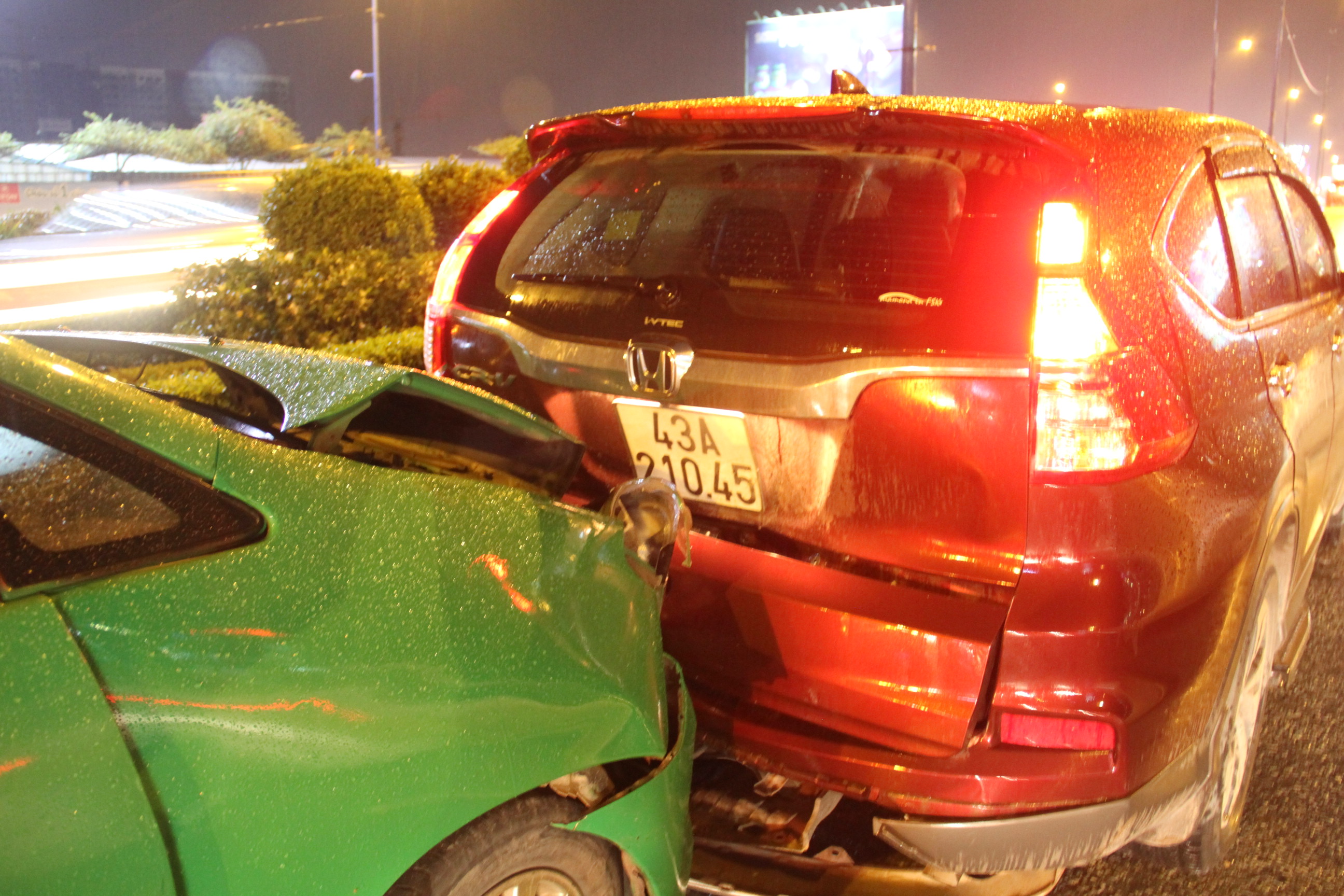 4 xe tông dây chuyền giữa trời mưa