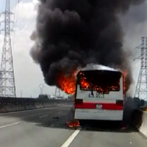 Xe khách cháy trơ khung trên cao tốc TP Hồ Chí Minh-Trung Lương
