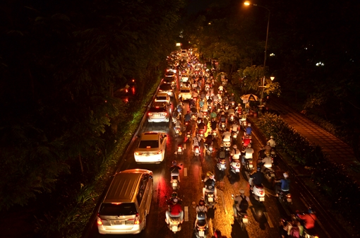 Nhiều tuyến đường đổ về  khu vực sân bay bị ùn tắc nhiều giờ