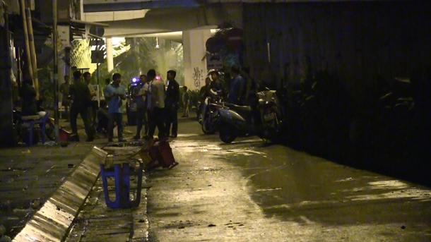 Đang ngồi ăn cùng gia đình dưới chân cầu, bé trai bị chém tử vong