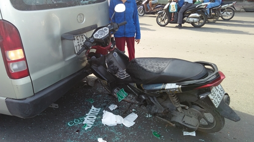 Xe tay ga biến dạng sau khi "hôn" đuôi xe 15 chỗ