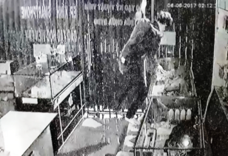 Tên trộm phá trần, đu dây đột nhập cửa hàng ĐTDĐ như Ninja