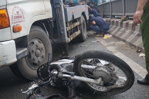 Đi ngược chiều trên cầu Tham Lương bị xe ben đẩy đi hơn 20m