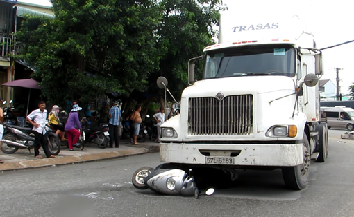 Bị xe đầu kéo tông từ phía sau, cô gái trẻ tử vong