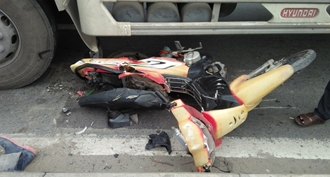 Kêu xe cẩu cẩu xe tải cứu 2 người kẹt dưới gầm xe