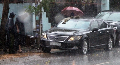 Đập kính xe ô tô Lexus trộm 5 tỷ đồng