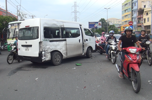 Xe 16 chỗ bị tông xoay 1 vòng trên đường