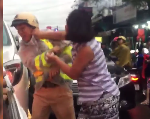 Chạy xe ô tô trái làn, người phụ nữ còn lăng mạ CSGT 